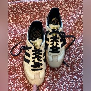 Adidas women’s Sambas 9.5 only worn a few times